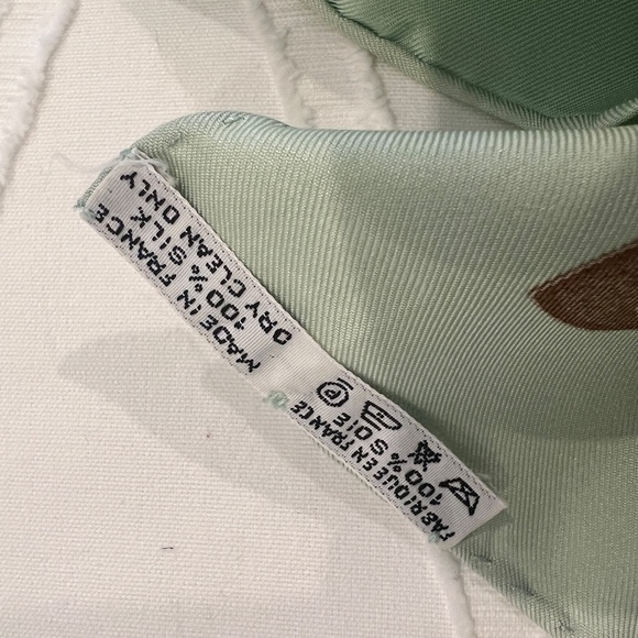 HERMES "ROYAL MEWS" Buckingham Palace SILK SCARF, 90, Pale Green - Picture 10 of 12